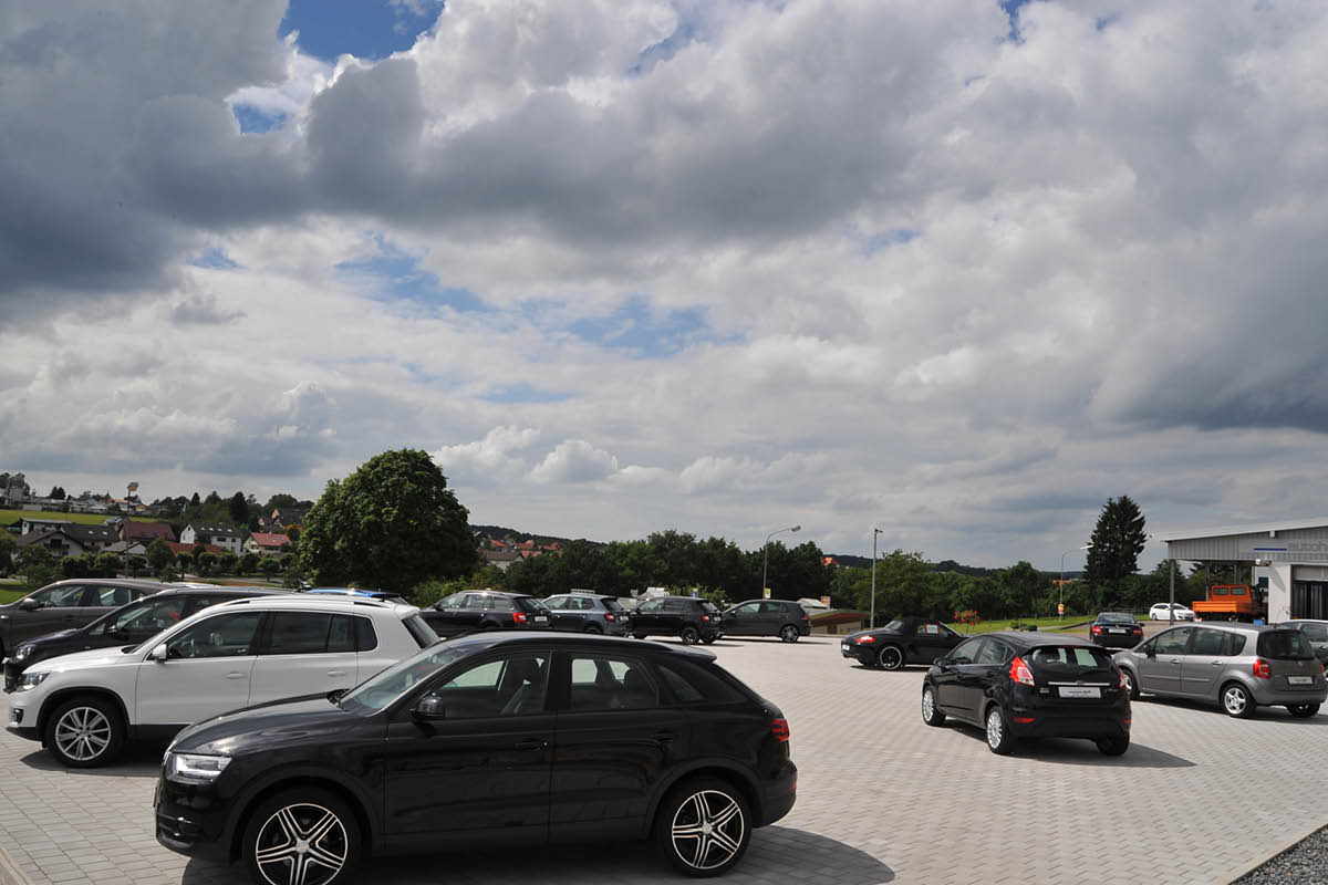 Autohaus Wolf mit Autos